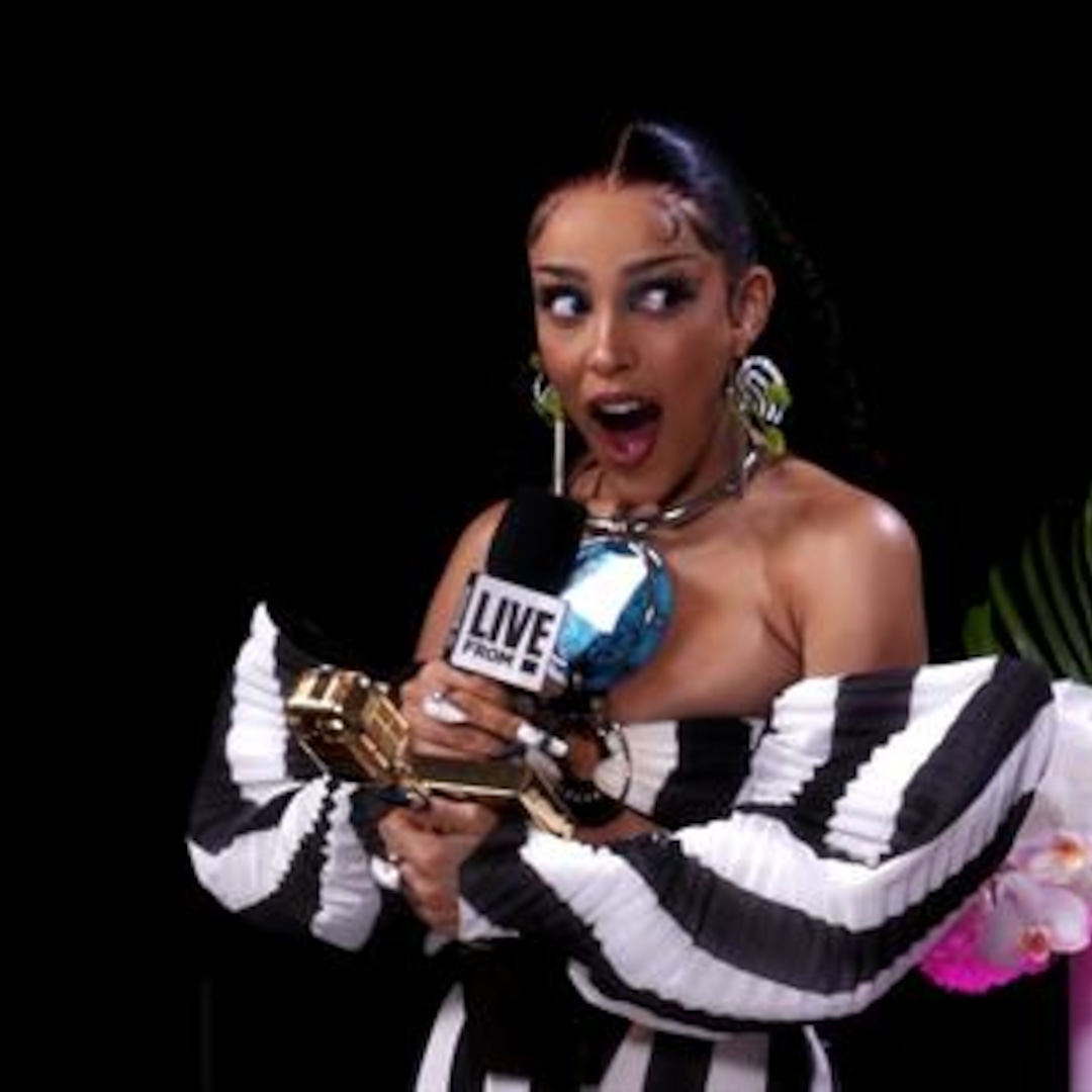 Doja Cat Wins Top R&B Female Artist on the Carpet at 2021 BBMAs - E! Online